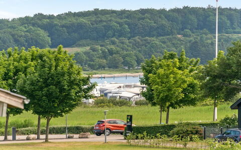 Ellyn - 500M from the Sea: Blu, Arbusto, Villetta, Groundcover, Giardino, Estate, Shade, Landscaping, Agriturismo, Eco Hotel