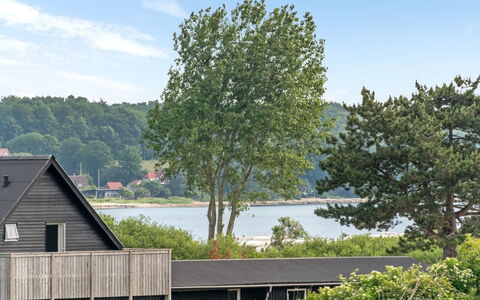 Ellyn - 500M from the Sea: Blu, Arbusto, Villetta, Groundcover, Giardino, Estate, Shade, Landscaping, Agriturismo, Eco Hotel