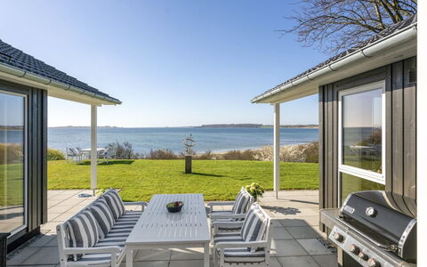 Lander - 20M from the Sea: Tetto, Casa, Casa, Villetta, Raccordo, Estate, Driveway, Edifici Giardino, Cortile, Capannone