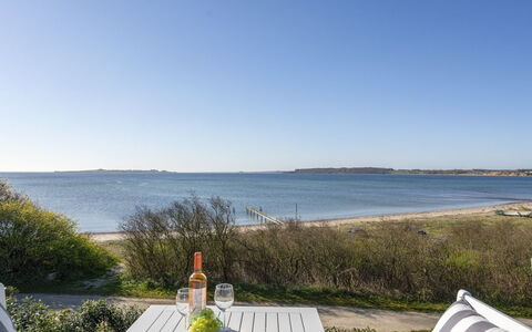Lander - 20M from the Sea: Tetto, Casa, Casa, Villetta, Raccordo, Estate, Driveway, Edifici Giardino, Cortile, Capannone