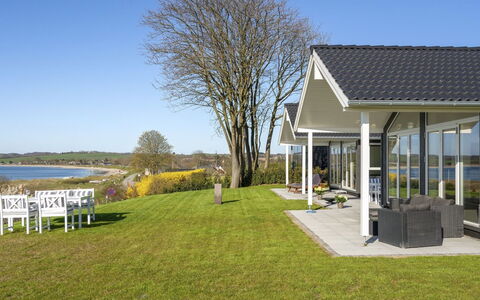 Lander - 20M from the Sea: Tetto, Casa, Casa, Villetta, Raccordo, Estate, Driveway, Edifici Giardino, Cortile, Capannone