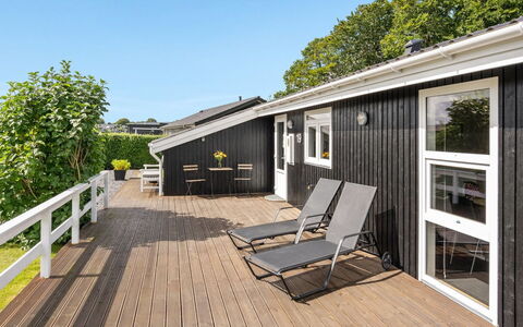 Darja - 300M from the Sea: Tetto, Casa, Lotto, Casa, Villetta, Estate, Edifici Giardino, Shade, Log Cabin, Landscaping