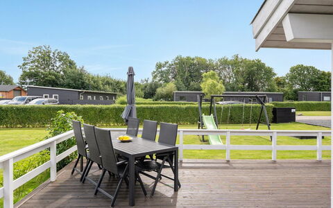 Darja - 300M from the Sea: Tetto, Casa, Lotto, Casa, Villetta, Estate, Edifici Giardino, Shade, Log Cabin, Landscaping