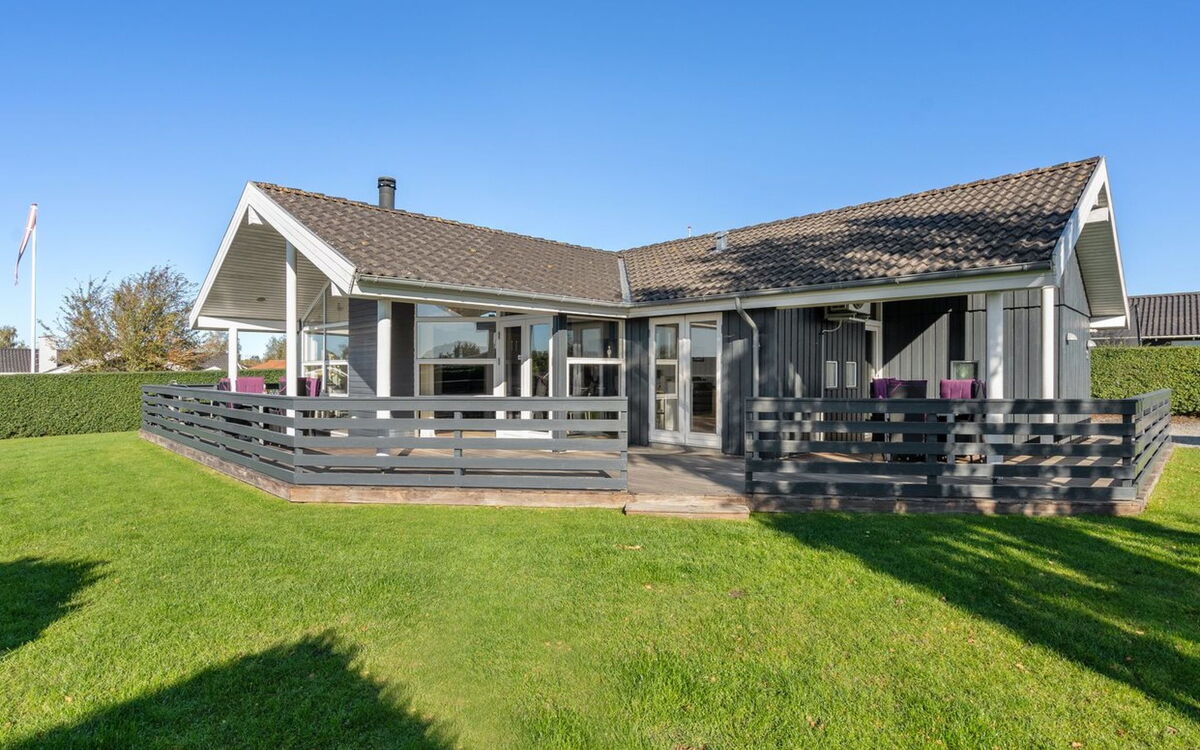 Sylvana - 400M from the Sea