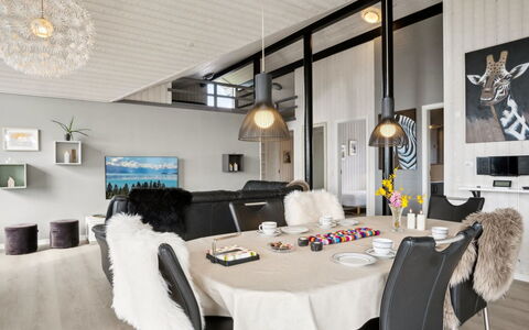 Sylvana - 400M from the Sea: Appartamento, Shade, Balcone, Sedia, Recinzione, Mobili Da Esterno, Alluminio, Erba Sintetica