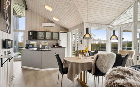 Sylvana - 400M from the Sea: Appartamento, Shade, Balcone, Sedia, Recinzione, Mobili Da Esterno, Alluminio, Erba Sintetica