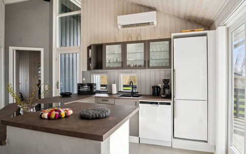 Sylvana - 400M from the Sea: Appartamento, Shade, Balcone, Sedia, Recinzione, Mobili Da Esterno, Alluminio, Erba Sintetica