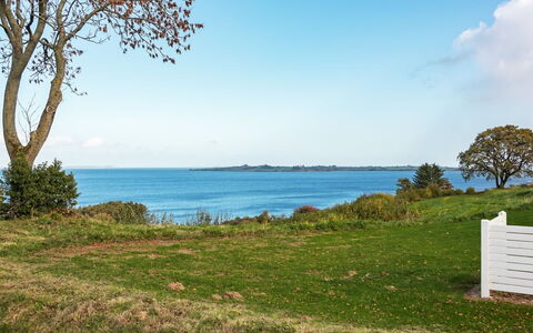 Boris - 500M from the Sea: Zona Residenziale, Tetto, Sobborgo, Driveway, Estate, Camino