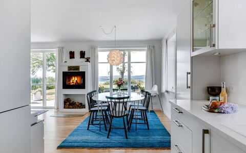 Jeppe - 50M to the Fjord: Mobilia, Interior Design, Pavimentazione, Pavimento, Soffitto, Sedia, Cucina, Illuminazione, Tavolo, Cucina & Sala Da Pranzo Tavolo