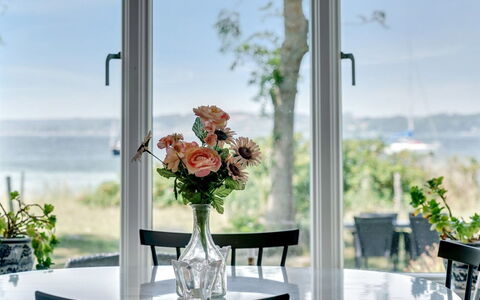 Jeppe - 50M to the Fjord: Mobilia, Interior Design, Tavolo, Tagliare I Fiori, Fiorai, Sala Da Pranzo, Sedia, Centrotavola
