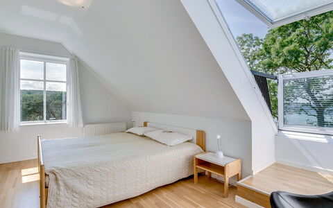 Jeppe - 50M to the Fjord: Interior Design, Legna, Soffitto, Camera Da Letto, Pavimentazione, Letto, Pavimento, Mobilia, Pavimento In Legno, Illuminazione