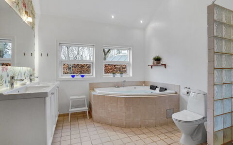 Holmwith - 200M from the Sea: Mobilia, Interior Design, Sedia, Pavimentazione, Tavolo, Ricorrere, Pavimento, Soffitto, Camera, Eco Hotel