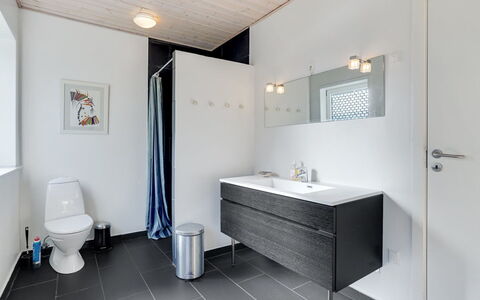 Ewelina - 15Km from the Sea: Pavimentazione, Idraulico Fixture, Pavimento, Lavello, Interior Design, Bagno, Lavandino Del Bagno, Rubinetto, Mobiletto Del Bagno, Idraulico