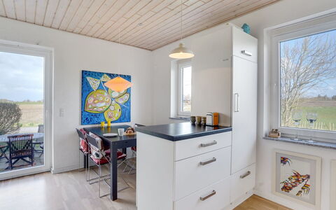 Ewelina - 15Km from the Sea: Pavimentazione, Legna, Interior Design, Pavimento, Cucina, Mobilia, Soffitto, Controsoffitto, Cabinetry, Casa