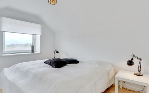 Ewelina - 15Km from the Sea: Letto, Camera Da Letto, Interior Design, Soffitto, Bedding, Biancheria, Lenzuolo, Mobilia, Lampada, Pavimentazione
