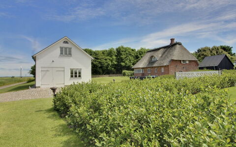 Ingulf - 18Km from the Sea: Blu, Arbusto, Villetta, Groundcover, Giardino, Estate, Shade, Landscaping, Agriturismo, Eco Hotel
