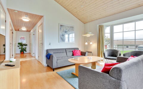Karina - 150M to the Fjord: Pavimentazione, Soffitto, Interior Design, Pavimento, Mobilia, Soggiorno, Pavimento In Legno, Divano, Sedia