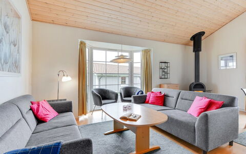 Karina - 150M to the Fjord: Mobilia, Interior Design, Pavimentazione, Casa, Divano, Pavimento, Soggiorno, Soffitto, Camera