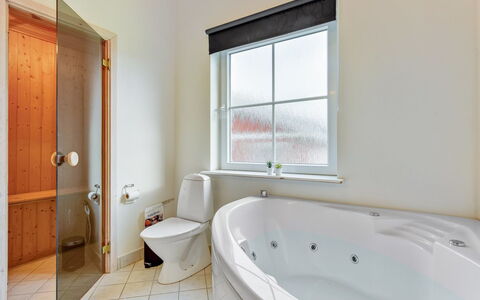 Karina - 150M to the Fjord: Idraulico Fixture, Bagno, Vasca Da Bagno, Interior Design, Soffitto, Pavimentazione, Pavimento, Idraulico, Rubinetto, Camera