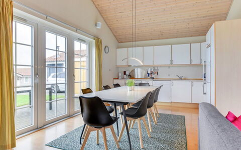 Karina - 150M to the Fjord: Pavimentazione, Interior Design, Pavimento, Cucina & Sala Da Pranzo Tavolo, Soffitto, Pavimento In Legno, Sedia, Sala Da Pranzo, Soggiorno, Pavimento Laminato