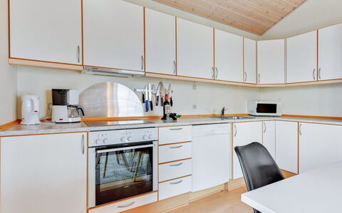 Karina - 150M to the Fjord: Pavimentazione, Legna, Interior Design, Pavimento, Pavimento In Legno, Soffitto, Cucina, Controsoffitto, Cabinetry, Casa