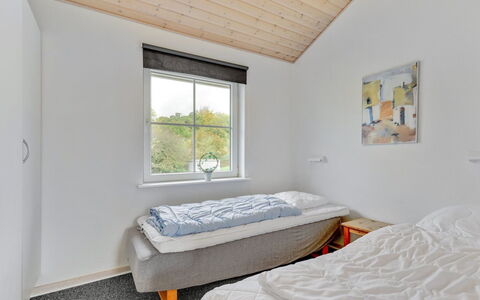 Karina - 150M to the Fjord: Parete, Legna, Casa, Camera Da Letto, Soffitto, Villetta, Latifoglie, Illuminazione Diurna, Color Legno, Letto