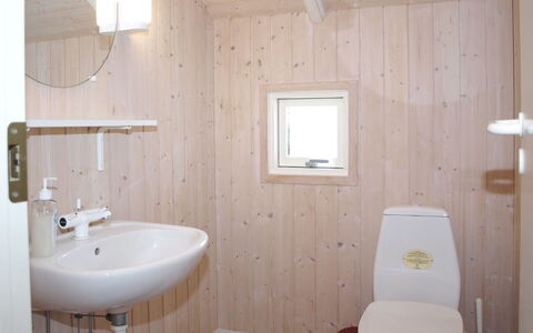 Ascan - 50M from the Sea: Parete, Pavimentazione, Legna, Pavimento, Idraulico Fixture, Bagno, Interior Design, Gabinetto, Camera, Idraulico
