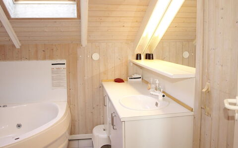 Ascan - 50M from the Sea: Idraulico Fixture, Lavandino Del Bagno, Pavimentazione, Bagno, Lavello, Legna, Pavimento, Interior Design, Rubinetto, Idraulico