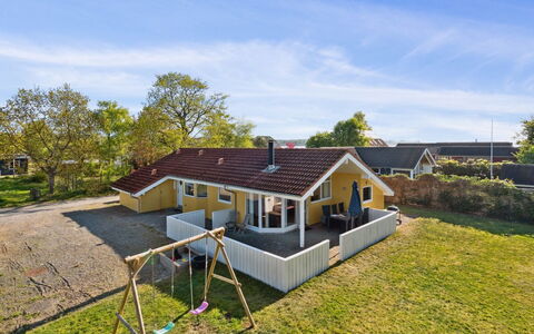 Dolores - 100M from the Sea: Tetto, Casa, Casa, Villetta, Porta, Raccordo, Deck, Portico, Plank, Latifoglie