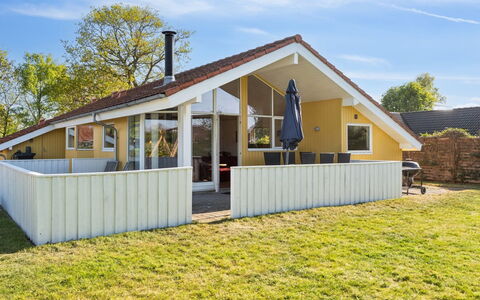 Dolores - 100M from the Sea: Tetto, Casa, Casa, Villetta, Porta, Raccordo, Deck, Portico, Plank, Latifoglie