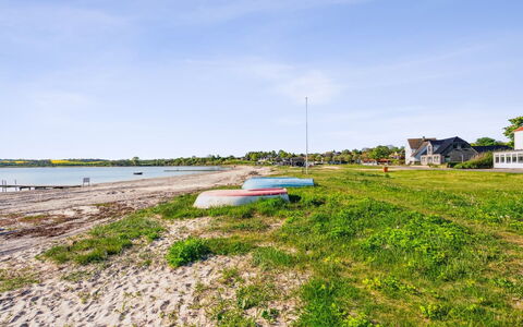 Dolores - 100M from the Sea: Tetto, Casa, Casa, Villetta, Porta, Raccordo, Deck, Portico, Plank, Latifoglie