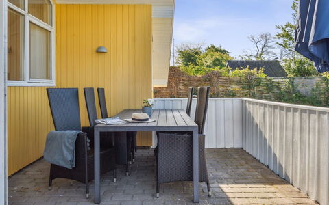 Dolores - 100M from the Sea: Tetto, Casa, Casa, Villetta, Porta, Raccordo, Deck, Portico, Plank, Latifoglie