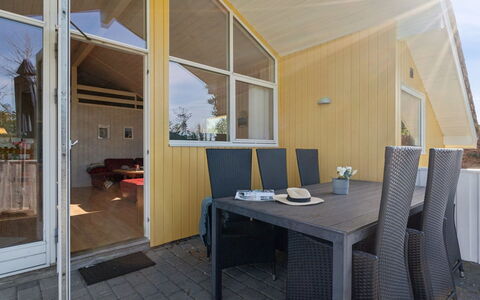 Dolores - 100M from the Sea: Tetto, Casa, Casa, Villetta, Porta, Raccordo, Deck, Portico, Plank, Latifoglie