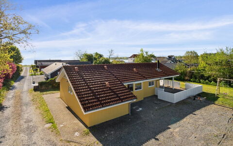 Dolores - 100M from the Sea: Tetto, Casa, Casa, Villetta, Porta, Raccordo, Deck, Portico, Plank, Latifoglie