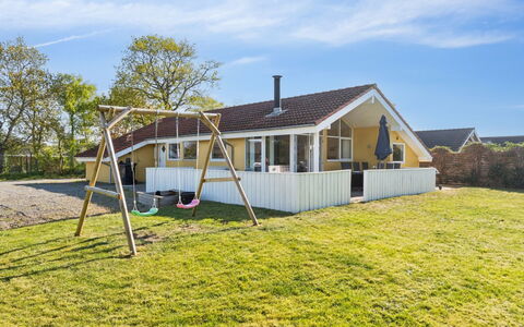 Dolores - 100M from the Sea: Tetto, Casa, Casa, Villetta, Porta, Raccordo, Deck, Portico, Plank, Latifoglie