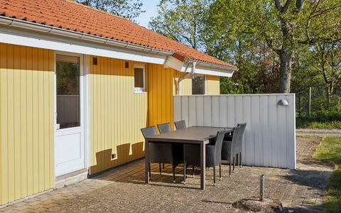 Dolores - 100M from the Sea: Tetto, Casa, Casa, Villetta, Porta, Raccordo, Deck, Portico, Plank, Latifoglie