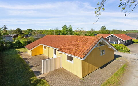 Dolores - 100M from the Sea: Tetto, Casa, Casa, Villetta, Porta, Raccordo, Deck, Portico, Plank, Latifoglie