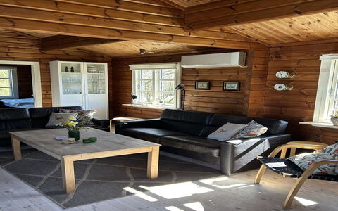 Ernestine - 500M to the Fjord: Mobilia, Legna, Interior Design, Pavimentazione, Pavimento, Casa, Latifoglie, Soffitto, Color Legno, Soggiorno