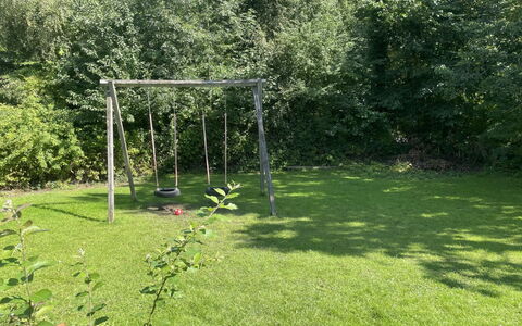 Ernestine - 500M to the Fjord: Erba, Giardino, Arbusto, Lotto, Prato, Groundcover, Shade, Backyard, Attrezzatura Giochi All'Aperto