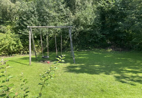 Ernestine - 500M to the Fjord: Erba, Giardino, Arbusto, Lotto, Prato, Groundcover, Shade, Backyard, Attrezzatura Giochi All'Aperto