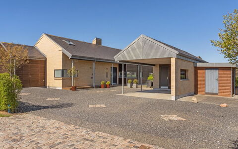 Hans - 700M from the Sea: Tetto, Casa, Casa, Villetta, Raccordo, Estate, Driveway, Edifici Giardino, Cortile, Capannone