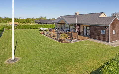 Hans - 700M from the Sea: Tetto, Casa, Casa, Villetta, Raccordo, Estate, Driveway, Edifici Giardino, Cortile, Capannone