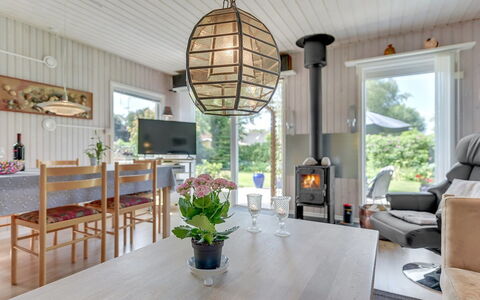 Tess - 50M from the Sea: Legna, Soffitto, Lampada, Soggiorno, Latifoglie, Sedia, Color Legno, Materiali Naturali, Pavimento In Legno, Lampadario