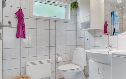Tess - 50M from the Sea: Idraulico Fixture, Bagno, Pavimentazione, Interior Design, Pavimento, Lavello, Gabinetto, Toilet Seat, Idraulico, Lavandino Del Bagno