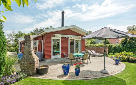 Tess - 50M from the Sea: Casa, Arbusto, Casa, Villetta, Tetto, Giardino, Lotto, Edifici Giardino, Groundcover