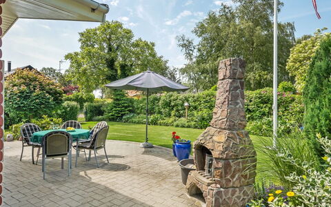 Tess - 50M from the Sea: Albero, Giardino, Arbusto, Paesaggio, Mobilia, Lotto, Shade, Prato, Landscaping