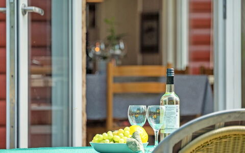 Tess - 50M from the Sea: Mobilia, Sedia, Tavolo, Legna, Interior Design, Tavola, Cucina & Sala Da Pranzo Tavolo, Illuminazione, Bicchieri, Sala Da Pranzo