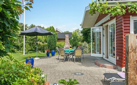 Tess - 50M from the Sea: Arbusto, Giardino, Casa, Casa, Villetta, Mobilia, Tetto, Sedia, Shade