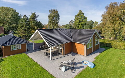 Hellena - 90M from the Sea: Architettura, Tetto, Casa, Materiale Composito, Illuminazione Diurna, Raccordo, Driveway