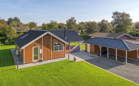 Hellena - 90M from the Sea: Architettura, Tetto, Casa, Materiale Composito, Illuminazione Diurna, Raccordo, Driveway